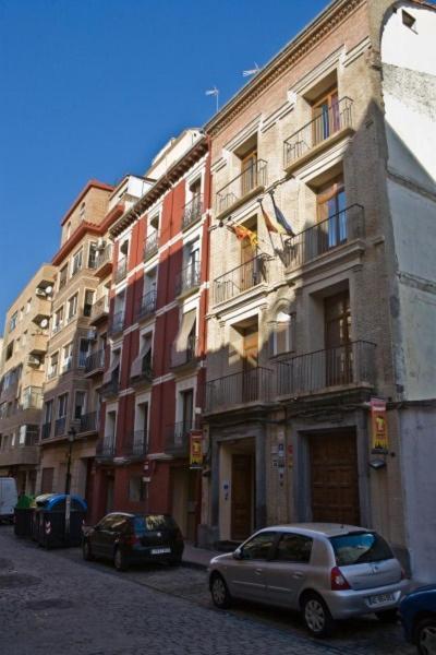 Una cama en dormitorio de 10 personas